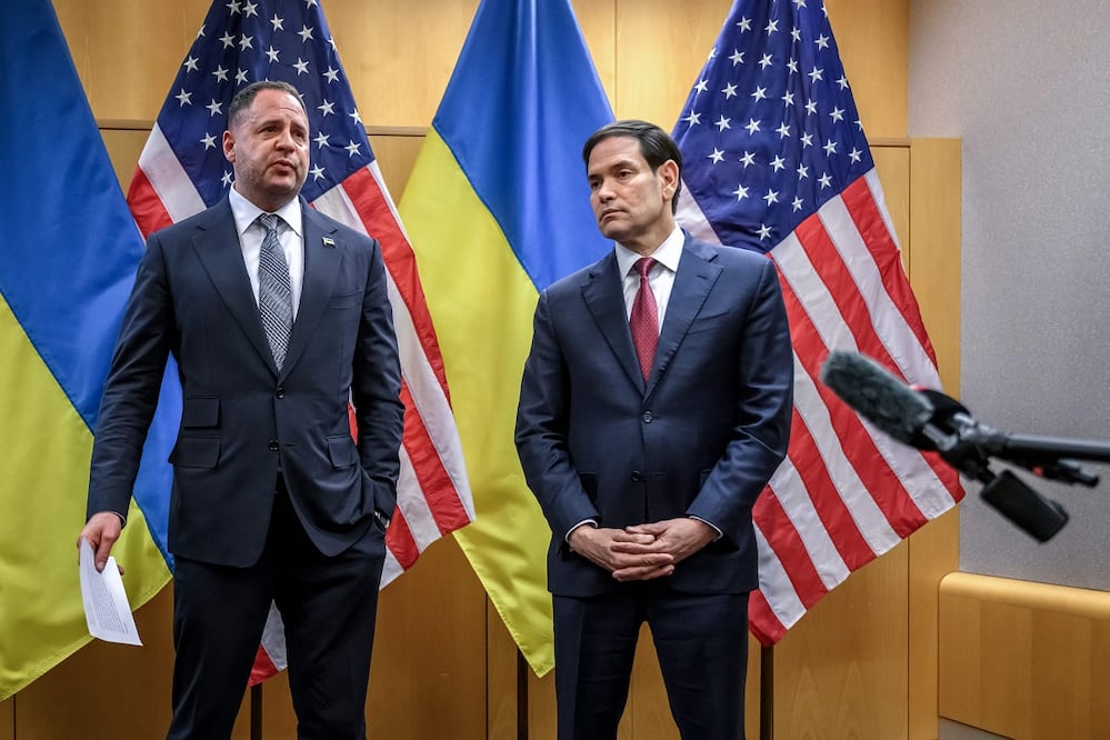 El secretario estadounidense de Estado, Marco Rubio (der.) y el enviado ucraniano, hablan con la prensa tras sostener pláticas sobre la propuesta de paz de Estados Unidos para poner fin a la guerra con Rusia.  FOTO: FABRICE COFFRINI. AFP