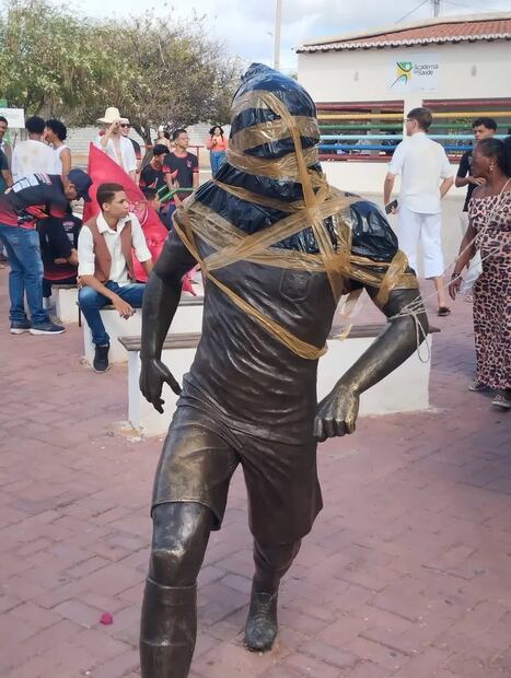 La estatua de Dani Alves en su ciudad natal fue vandalizada - Foto: Especial