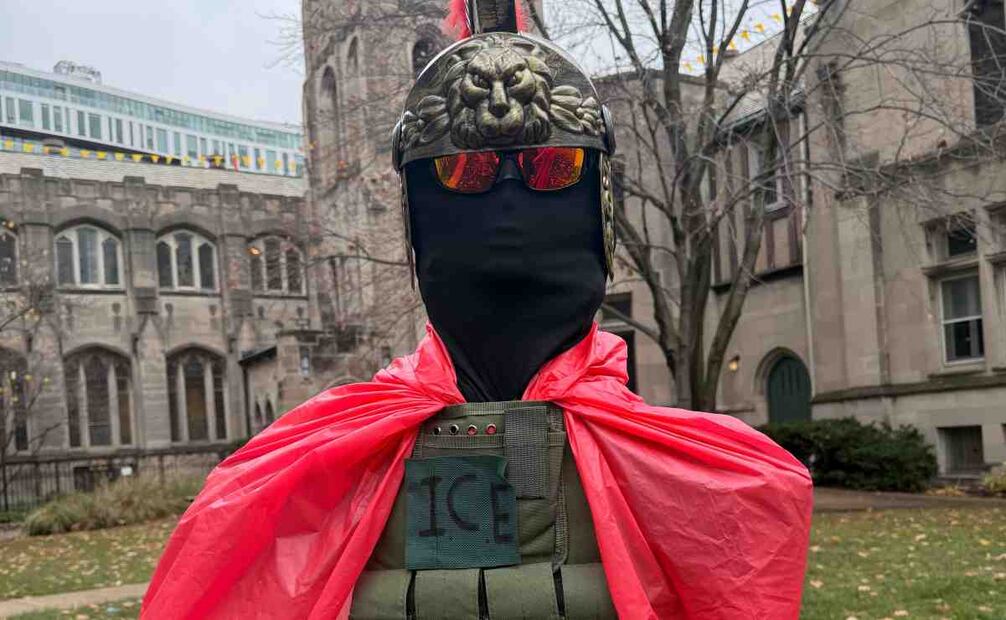 Fotografía cedida por la iglesia bautista Lake Street de Evanston de uno de los tres centuriones enmascarados con gafas de sol y chaleco verde con la leyenda 'ICE' en un pesebre este lunes, en Evanston (Estados Unidos). Una iglesia cristiana en el área de Chicago (Illinois) ha provocado polémica con un pesebre inspirado en la política migratoria de la Administración Trump con el recién nacido Niño Jesús esposado y una virgen María con máscara lacrimógena. Foto: EFE