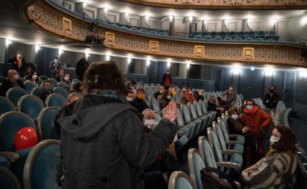 Toman teatros en Francia para protestar contra restricciones por Covid-19