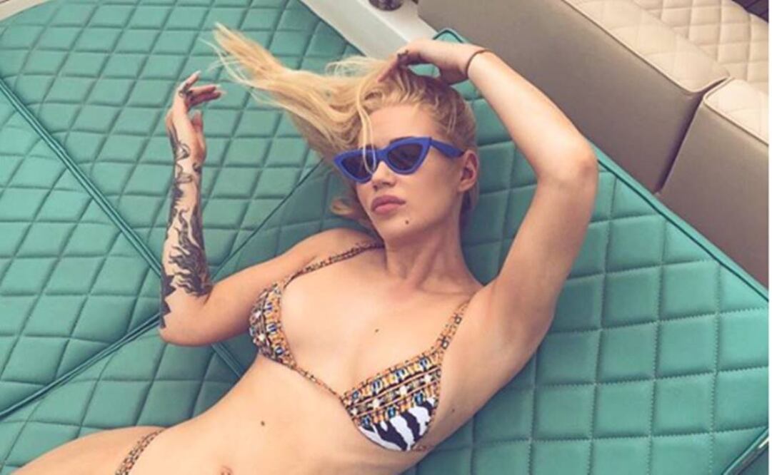 La rapera compartió candentes fotografías en bikini. Foto: Instagram  