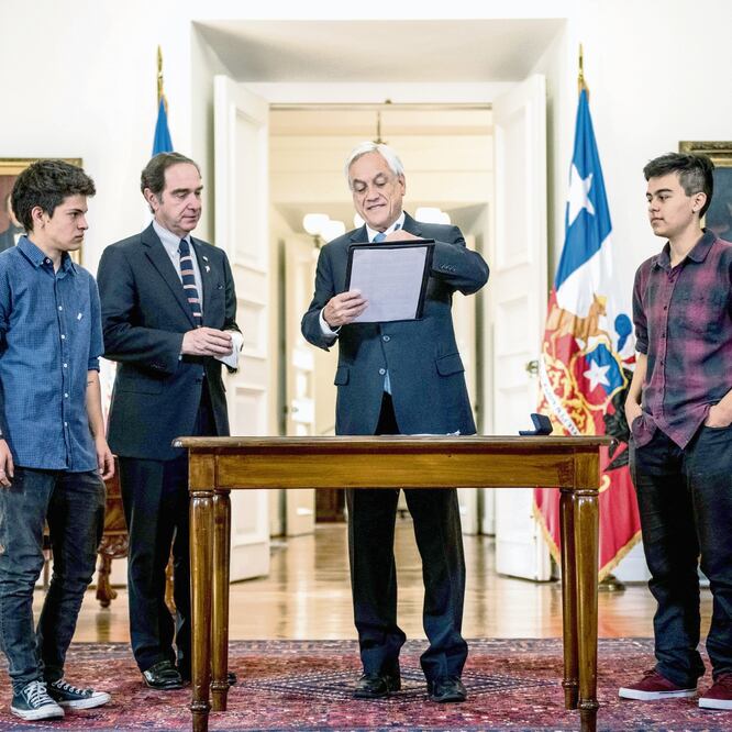 El presidente de Chile, Sebastián Piñera (centro), durante la promulgación de la Ley de Identidad de Género, ayer en el Palacio de La Moneda. Foto: EFE