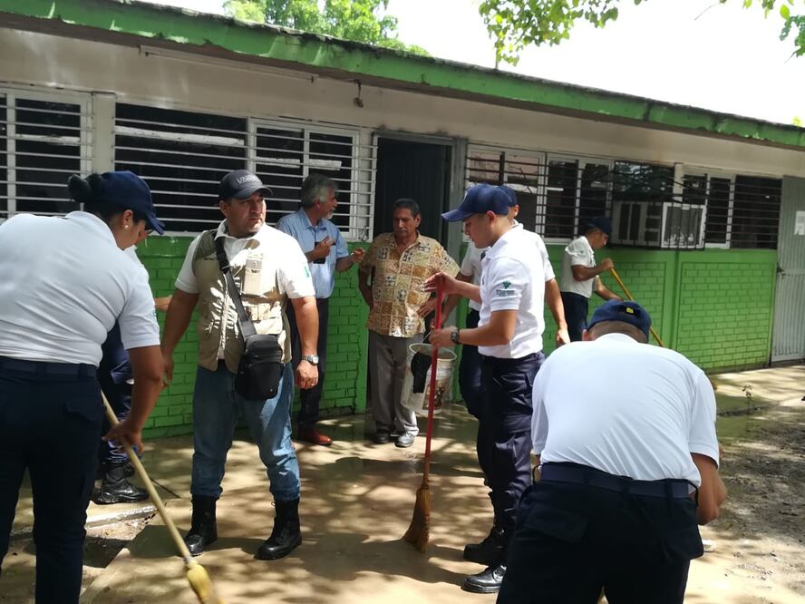 Cadetes realizan limpieza de escuelas tras inundaciones a causa de intensas lluvias (SECRETARÍA DE SEGURIDAD PÚBLICA)