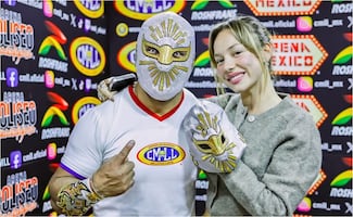 Místico sorprende a Ester Expósito y le obsequia su máscara en la Arena México