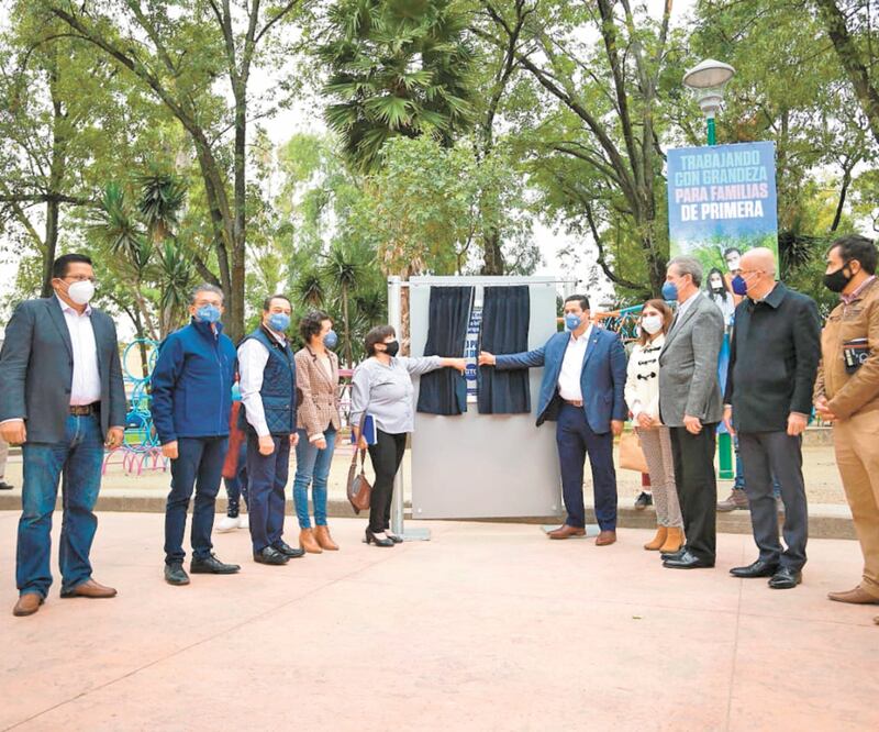 El gobernador en la entrega del Parque Hidalgo, el cual ahora cuenta con juegos infantiles, alumbrado, sanitarios y mesas de ajedrez.