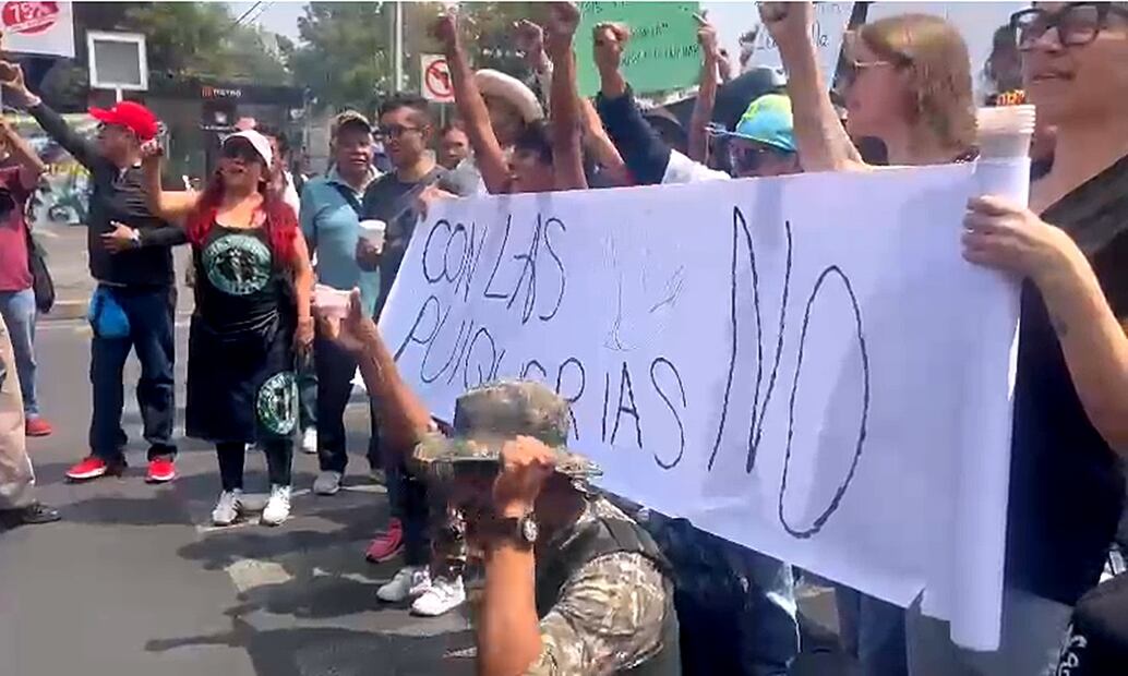 Pulqueros y productores protestan contra el cierre de pulquerías en la Ciudad de México entre Eje Central y Avenida Popocatépetl, alcaldía Benito Juárez, el 25 de marzo de 2025. Foto: Rafael García/EL UNIVERSAL