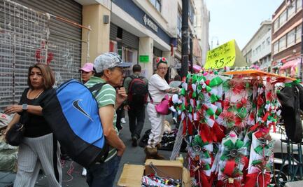 Ventas de artículos patrios bajan en el Centro Histórico; comerciantes enfrentan menor demanda