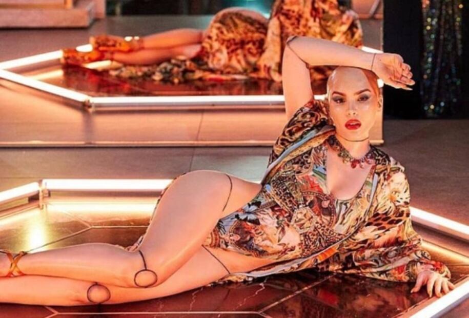 Belinda se convierte en un maniquí: deslumbra rapada y en traje de baño