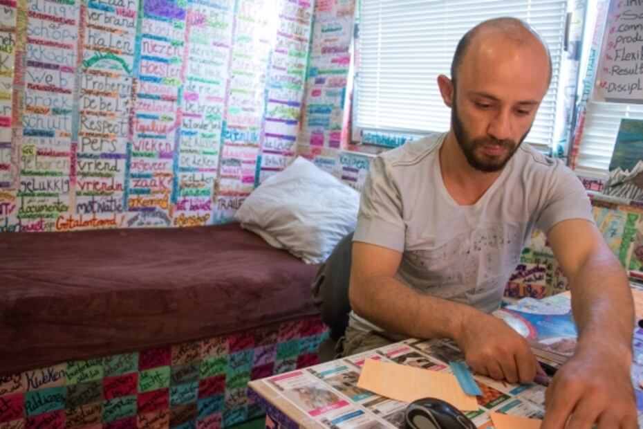 Refugiado convirtió su habitación en un diccionario para aprender idioma