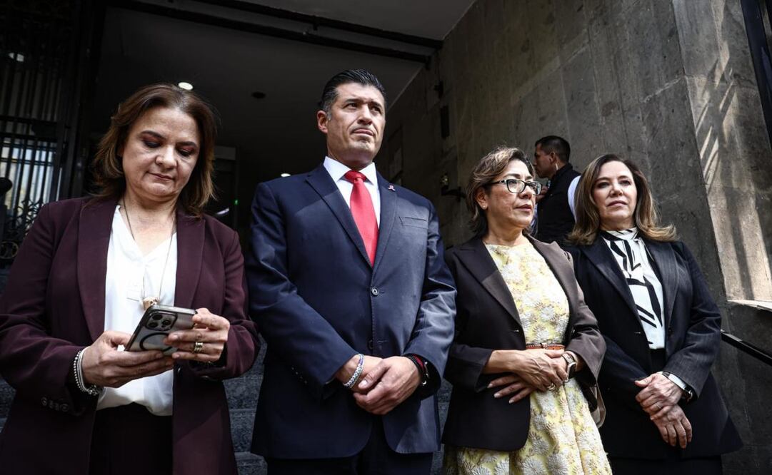 La comisionada del INAI Julieta del Río, el comisionado presidente Adrián Alcalá, las comisionada Josefina Román y Blanca Lilia Ibarra a su salida de la secretaria de gobernación en donde sostuvieron una reunión con la secretaria Rosa Icela Rodríguez. Foto: Gabriel Pano/EL UNIVERSAL