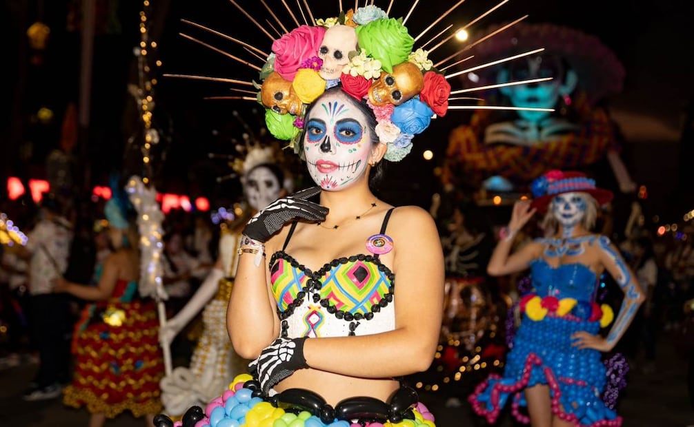 Catrinas vestidas con ropa hecha con globo durante la Mega Procesión de Catrinas en la CDMX 2025 (26/10/2025). Foto: Hugo Salvador / EL UNIVERSAL