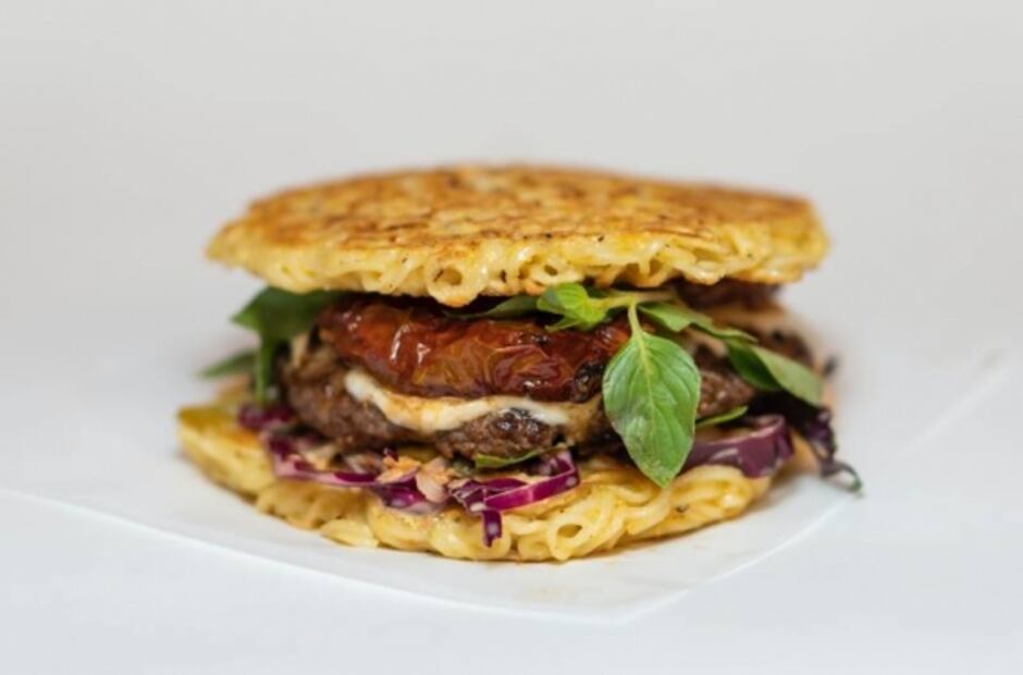 Así nació la hamburguesa de ramen, ¿Se te antoja?