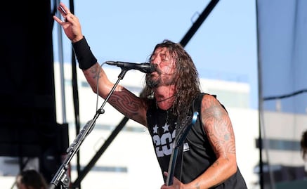 Dave Grohl se "queda sin voz" y lanza broma contra Bono