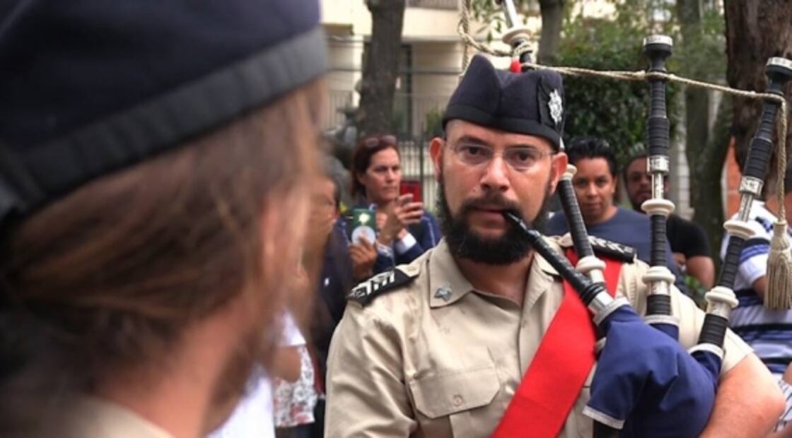 Gaitas suenan al ritmo de "El jarabe tapatío"