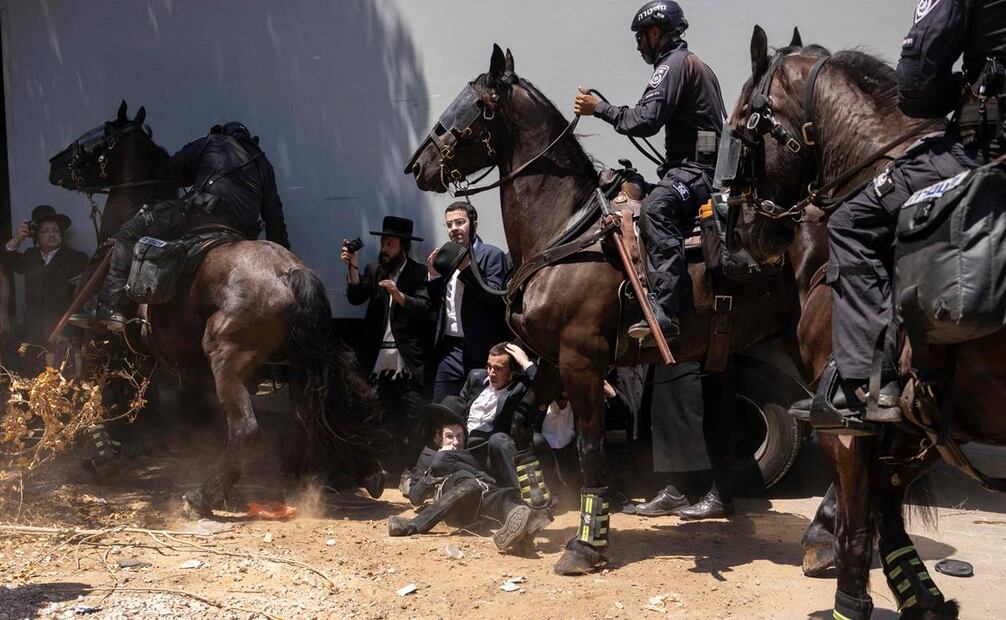 La policía montada israelí se despliega mientras los ultraortodoxos se manifiestan el primer día en que se pidió a los hombres judíos religiosos que se alistaran para el servicio militar obligatorio. Foto: AFP