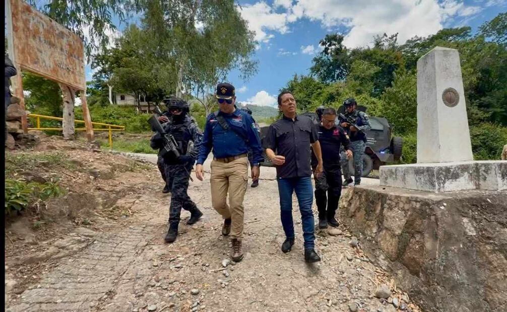 Jorge Luis Llaven y el secretario de Seguridad, Oscar Aparicio Avendaño, se reunieron con elementos de la XIX Zona Militar de Huehuetenango, en los límites de la frontera México-Guatemala. Foto: Especial.
