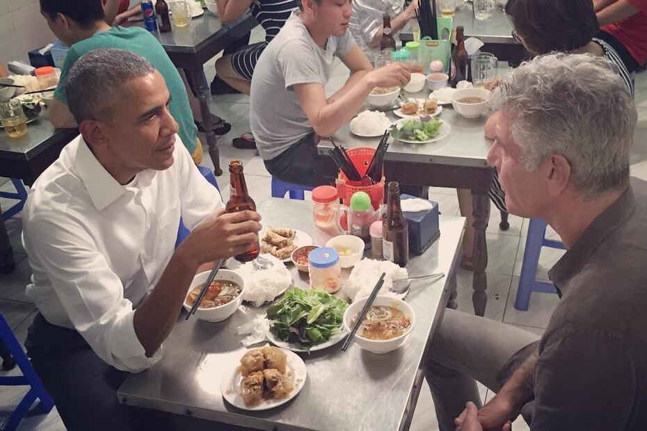 Una de las imágenes más icónicas de Bourdain: sopa y cerveza con Barack Obama en Vietnam. Créditos: Instagram oficial @anthonybourdain (23 de mayo de 2016)