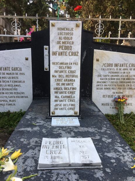 Incompleta, así luce la tumba de Pedro Infante en abril de 2025. Foto: César Huerta.