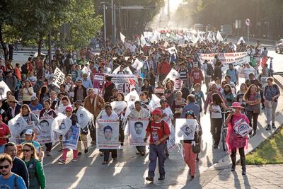 Padres de los 43 buscan que AMLO establezca características de Comisión de la Verdad