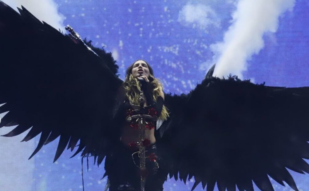 Belinda arrancó su show en Puebla apareciendo con alas negras sobre el escenario.