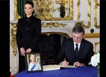 Ebrard firma libro de condolencias y asiste a la capilla ardiente de la Reina Isabel ll en Londres