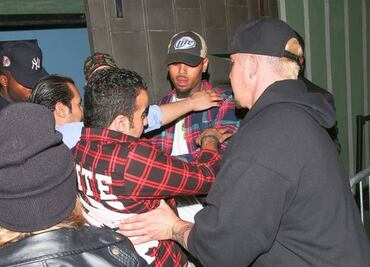 Intentan agredir a Chris Brown afuera de antro