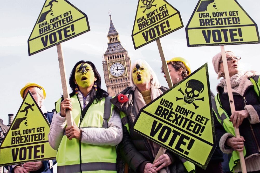 Británicos llamaron ayer en la Plaza del Parlamento, en Londres, a los estadounidenses a votar el 8 de noviembre para evitar que les ocurra algo como el Brexit. La manifestación fue organizada por el movimiento global Avaaz (JOEL RYAN. AP)