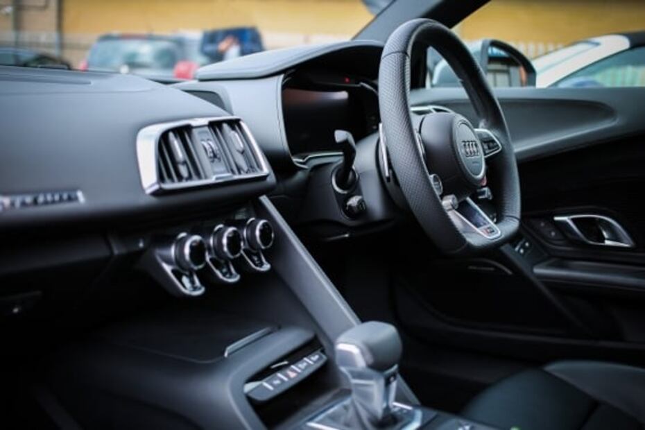Razones por las que truena la reversa de un auto