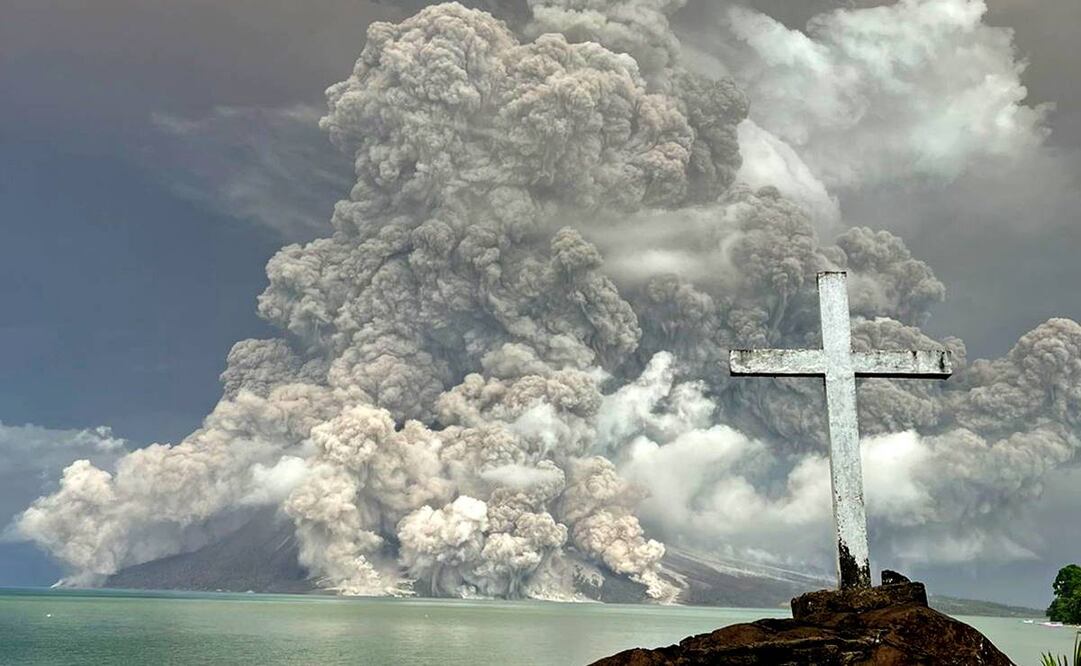 Las autoridades Indonesias han elevó el estado de alerta del volcán al nivel más alto después de la erupción. Foto: EFE