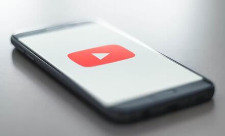 Cómo puedo denunciar contenido inapropiado en YouTube