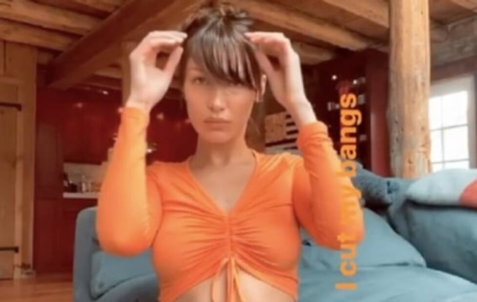 Bella Hadid nos muestra cómo cortar el flequillo y no morir en el intento