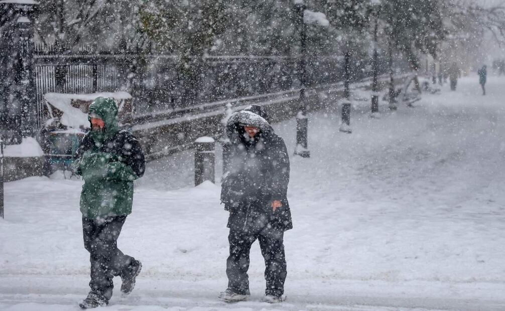 Nueva Orleans (Estados Unidos), 21/01/2025.- La gente camina por el Barrio Francés cubierto de nieve durante una rara tormenta invernal en Nueva Orleans, Luisiana, Estados Unidos, el 21 de enero de 2025. Una tormenta invernal está afectando a la mayor parte de la costa del Golfo del sur de Estados Unidos, provocando retrasos en los desplazamientos y el cierre de escuelas y comercios. (tormenta, Estados Unidos, Nueva Orleáns). Foto:  EFE/EPA/DERICK HINGLE