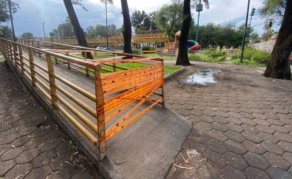 Cierran puente peatonal por socavón (03/07/2025). Foto: Juan Carlos Williams / EL UNIVERSAL