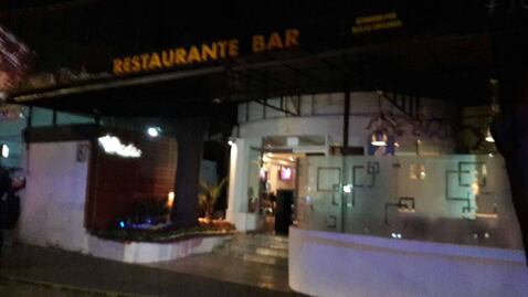 Balean a comensal en bar de Roma Norte