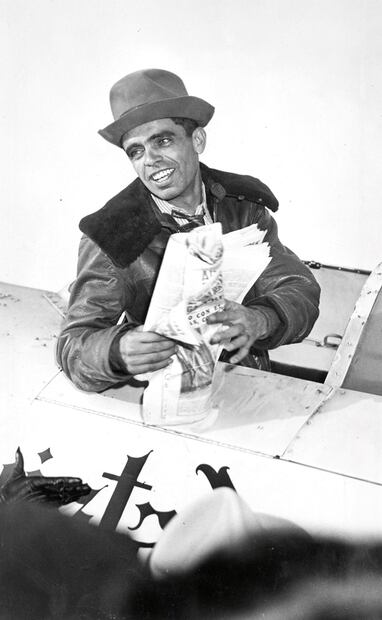 Sarabia después de volar la llamada “ruta del chicle”, abandonada en los años 30 y que él volvió a cursar en 1938. Como muestra del gran afecto y respeto que se tenía por el aviador, el gobierno de Cárdenas cubrió gastos funerarios y de traslado para la familia Sarabia, además de los más importantes honores para el ejemplar piloto. Foto: ACME Newspictures/ESPECIAL.