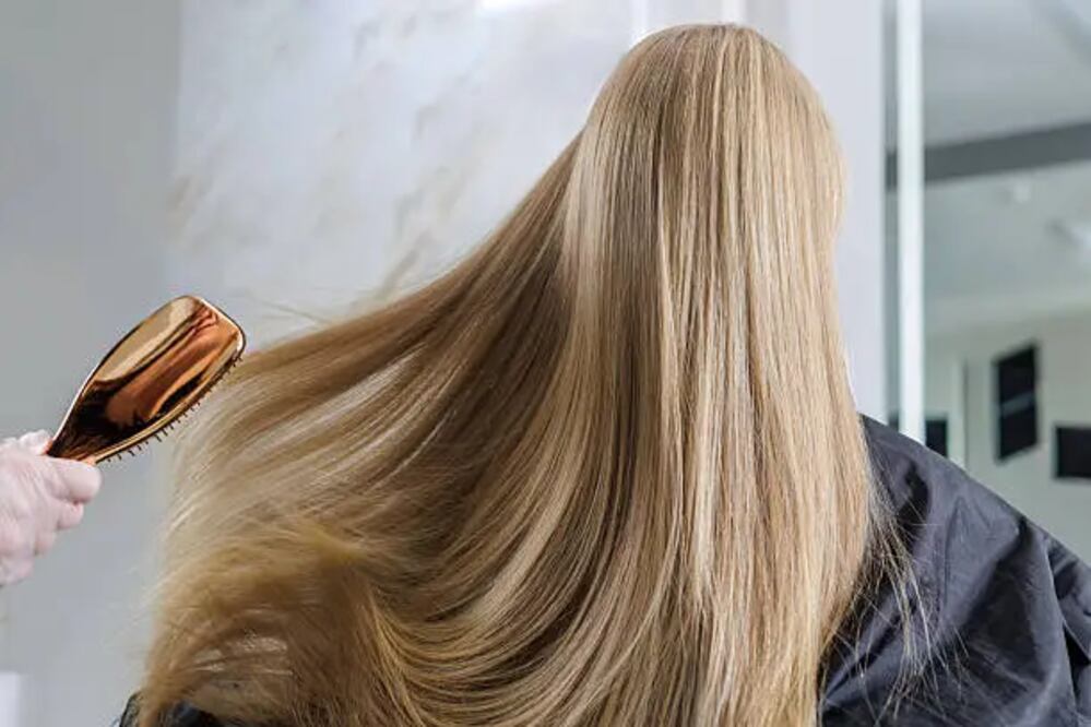Los subtonos grises, dorados y blancos crean una transición suave en el cabello con canas. Foto: Unsplash