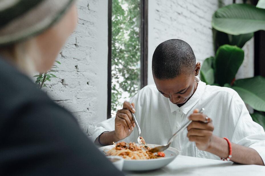 Mancharte de salsa picante es más común de lo que crees. Foto: Pexels