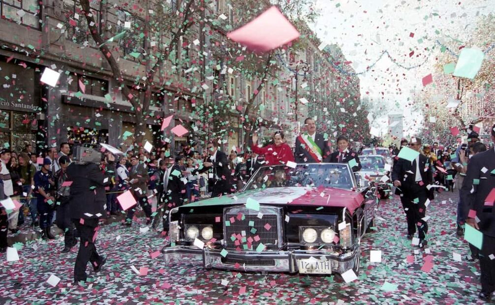 Avance de Vicente Fox hacia Palacio Nacional, en diciembre del 2000. Los festejos con cornetas, lluvia de confeti y alegría por un nuevo presidente continúan cambando en el siglo XXI. Foto: Archivo EL UNIVERSAL.