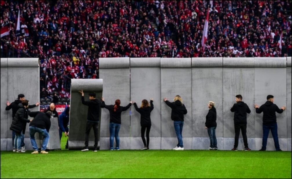 Aficionados alemanes derriban un simbólico “Muro de Berlín”