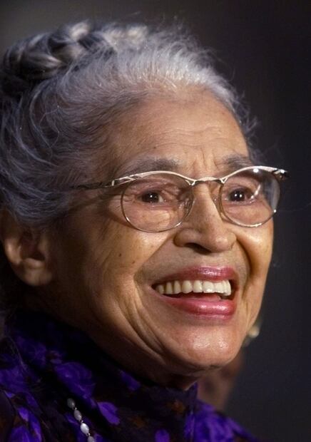 La historia de Rosa Parks, la mujer afroamericana que se negó a cederle el asiento a un hombre blanco