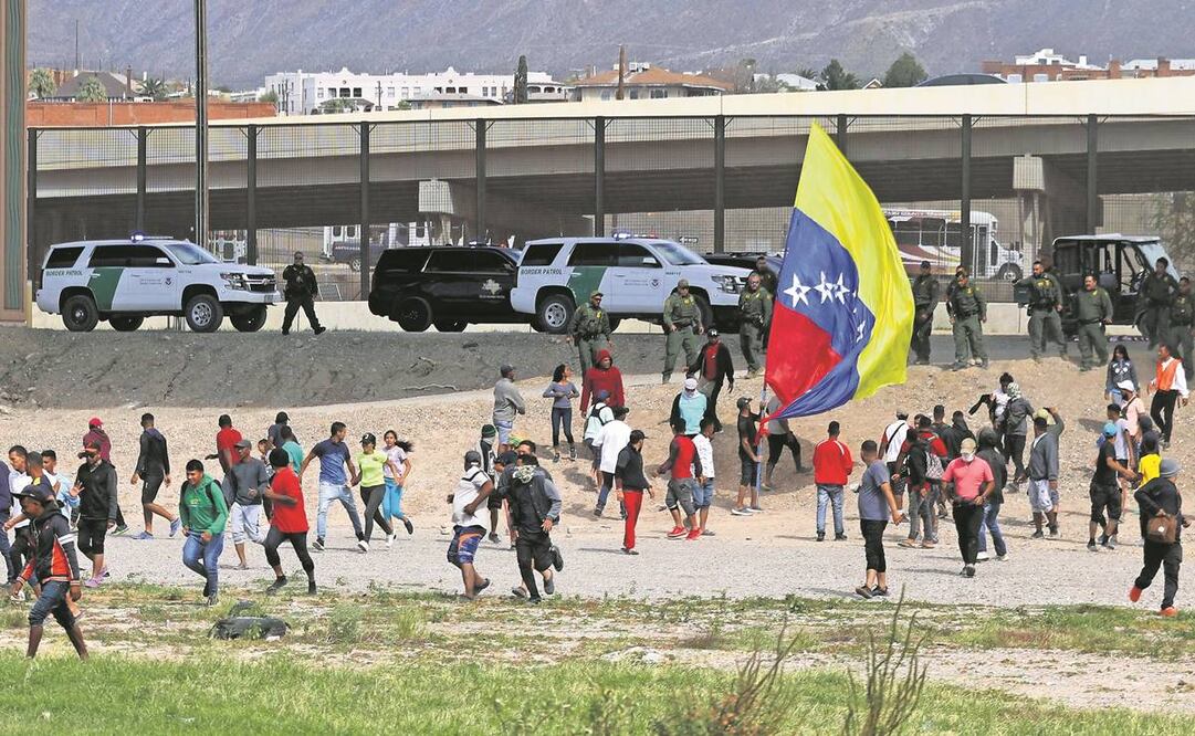 Migrantes venezolanos huyen de los agentes de la Patrulla Fronteriza del sector de El Paso, Texas. Foto: Herika Martínez/ AFP.