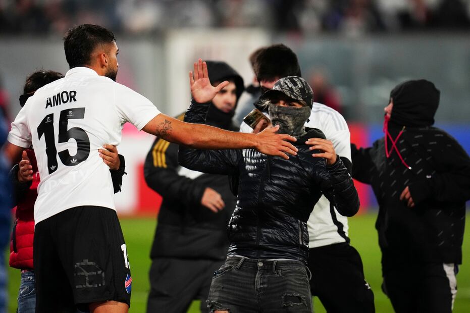Reportan muertes afuera del Estadio Monumental de Santiago; al menos dos aficionados fallecieron durante la Copa Libertadores - Foto: AP