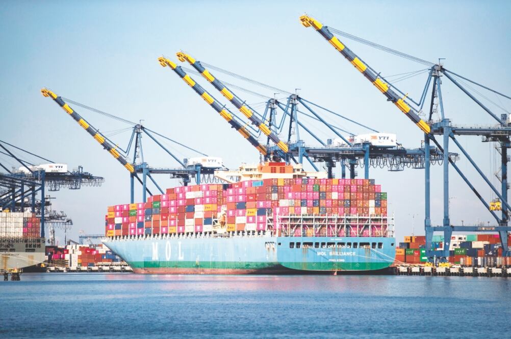 Aunque el presidente Trump relacionó el aplazamiento de aranceles a productos chinos con la Navidad, la oficina del Representante Comercial de Estados Unidos justificó que la medida se debe a factores de salud y seguridad. Foto: ETIENNE LAURENT. EFE