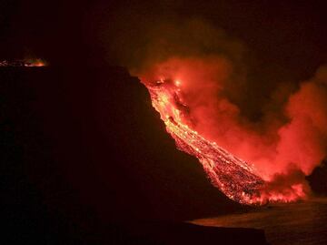 Volcán de La Palma: la lava llega al mar y causa preocupación por la emisión de gases nocivos