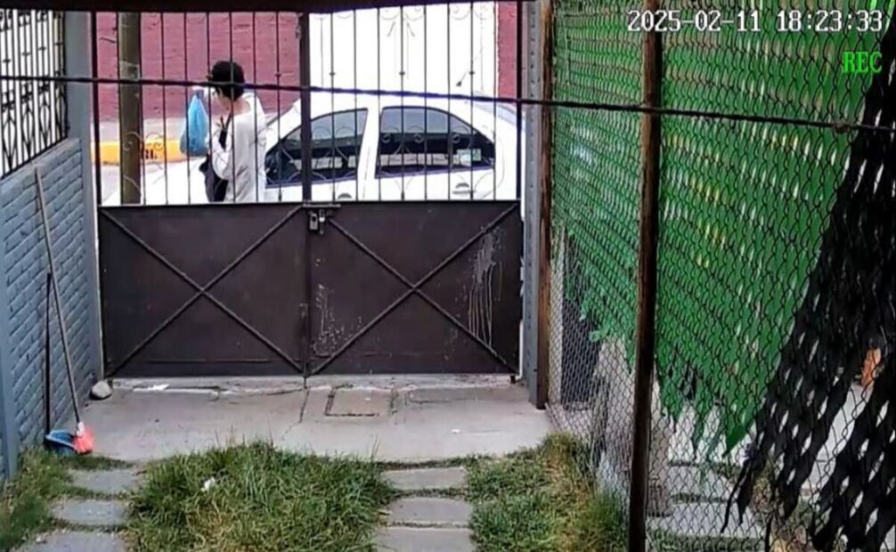 Lucio "N" fue captado por una cámara de seguridad en el momento en que abandona a su propio bebé dentro de una bolsa azul en Tultitlán, Edomex. Foto: Especial