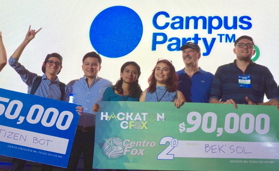 Vicente Fox entrega premios a los ganadores del Hacketón 2017. Foto: tomada del Twitter de Jorge Romero.