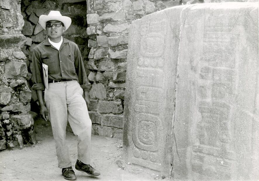 Un guía explica, con lujo de detalles, las inscripciones jeroglíficas de las estelas 12 y 13 de la Época I de Monte Albán. ESPECIAL.