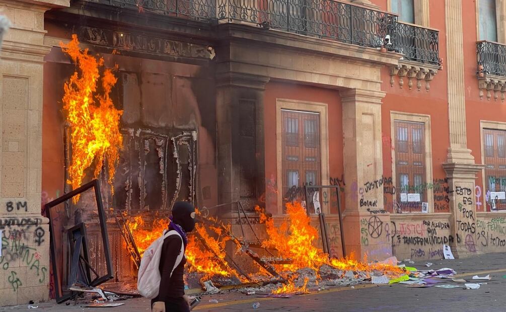 En León, Guanajuato, asistentes prendieron fuego a la puerta de la Presidencia Municipal y el incendio llegó al balcón del salón de sesiones. Foto: Xóchitl Álvarez / EL UNIVERSAL