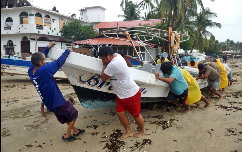 “Erick” causó afectaciones principalmente a embarcaciones dedicadas a la pesca y turismo en la bahía principal de Puerto Escondido, Oaxaca, el jueves 19 de junio de 2025. Foto: Edwin Hernández/EL UNIVERSAL