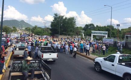 Bloquean para exigir declaración de emergencia en Tierra Caliente por sequía